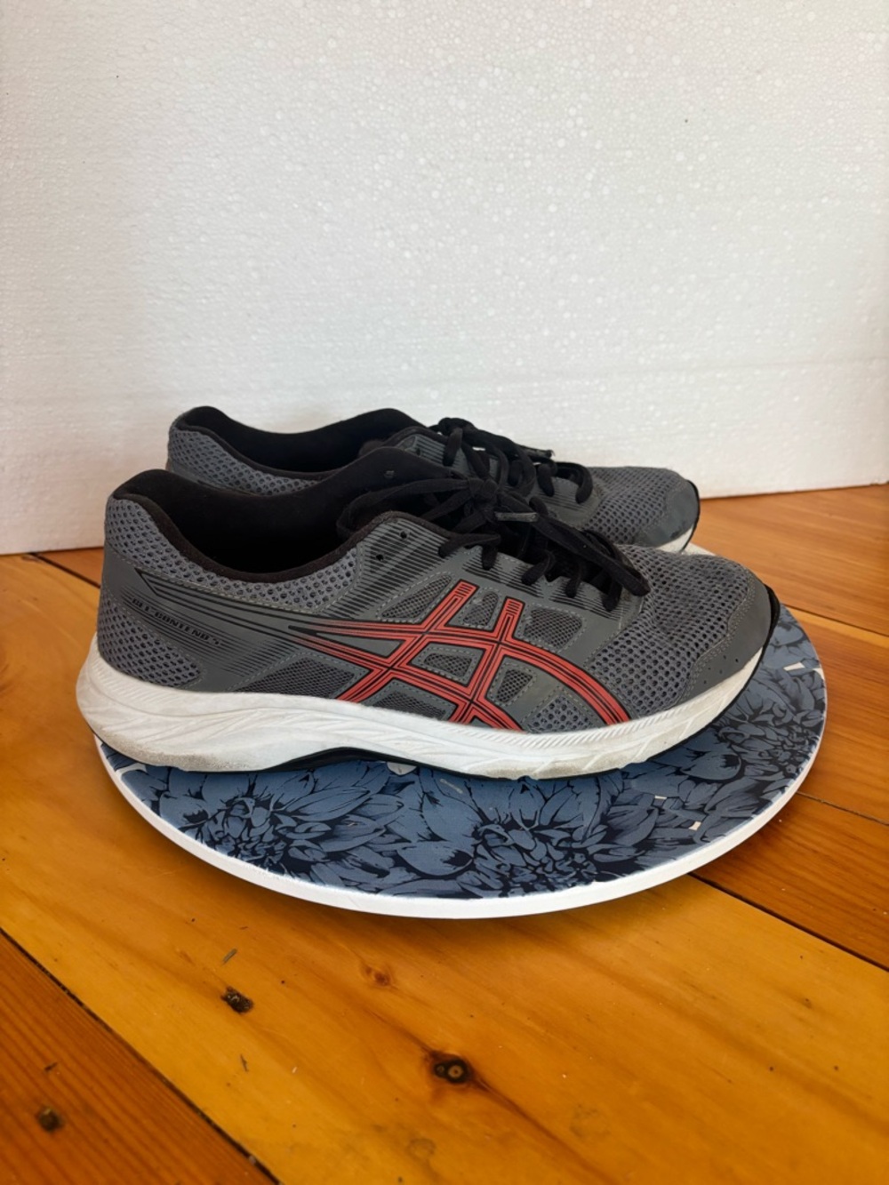ASICS Gel Contend 5 Gray Red Running Shoes Men’s Size 9 Athletic Sneakers